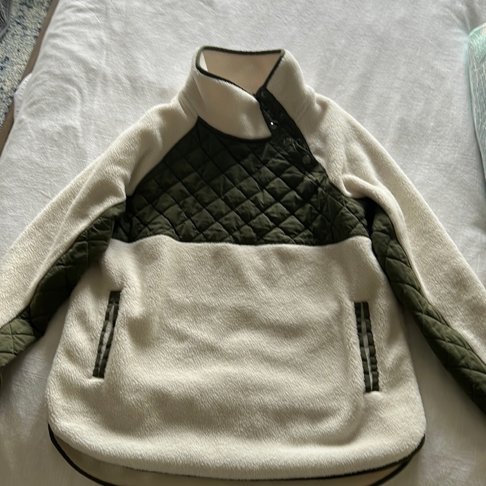 Abercrombie asymmetrical Fleece size M green and white